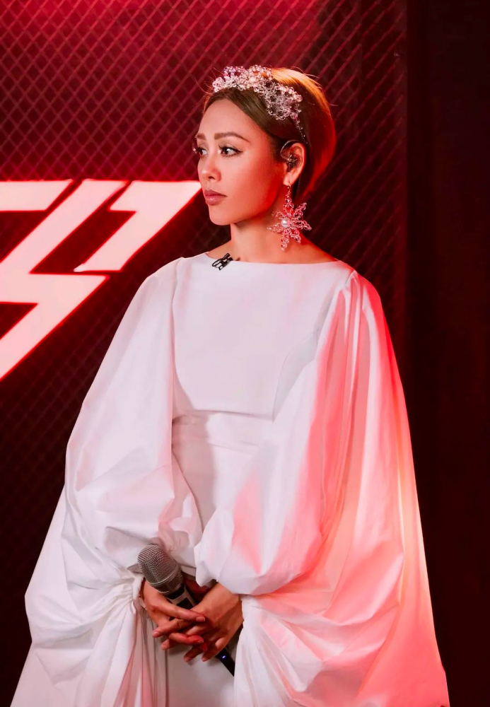 钟丽缇|钟丽缇的出现，带着独属于“港风一代”的女神风采