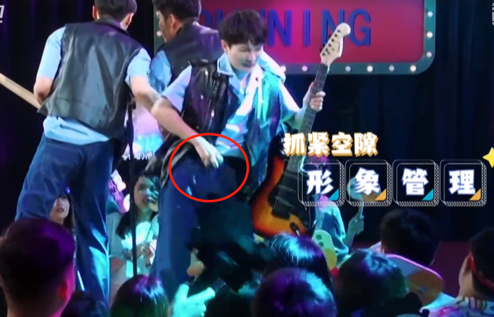 蔡徐坤裤子太大下滑,本以为他会往上拉,看清救场方式:摄像师懵了_腾讯