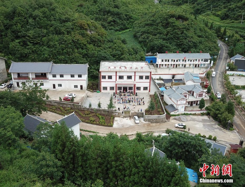 贵州省六盘水市钟山区大湾镇海嘎小学,因校址海拔高度2400米,被称为"