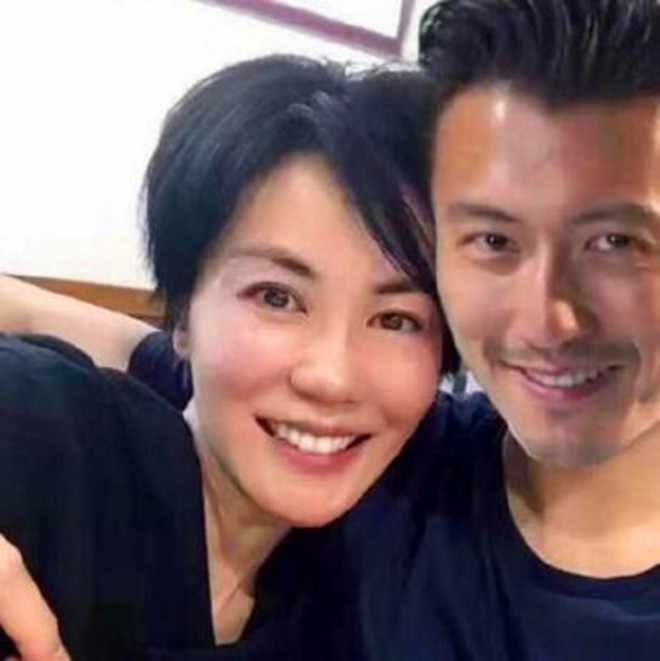 谢霆锋|不想被传绯闻！谢霆锋与女粉合影，双手背后保持距离尽显绅士风度