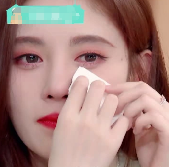 鞠婧祎在镜头前落泪,有谁注意她擦眼泪的动作?