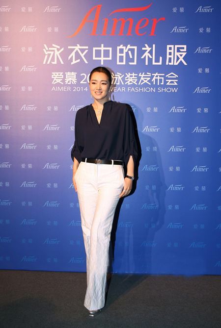 巩俐年轻时候气场就好足,邓文迪精心打扮,还不如她穿件白衬衫!