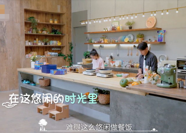 谭松韵|谭松韵节目中做菜，看清她切菜的方法：厨艺好坏很显然