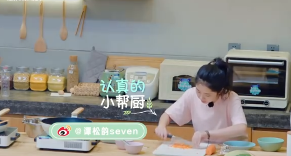 谭松韵|谭松韵节目中做菜，看清她切菜的方法：厨艺好坏很显然