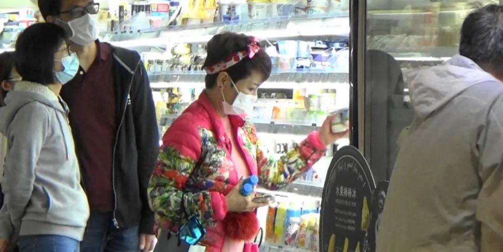 狄波拉|68岁狄波拉品味独特，穿大花衣去购物，见到路人拍摄伸手指责