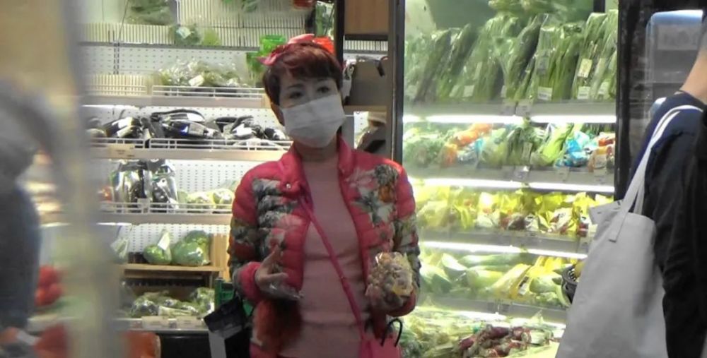 狄波拉|68岁狄波拉品味独特，穿大花衣去购物，见到路人拍摄伸手指责