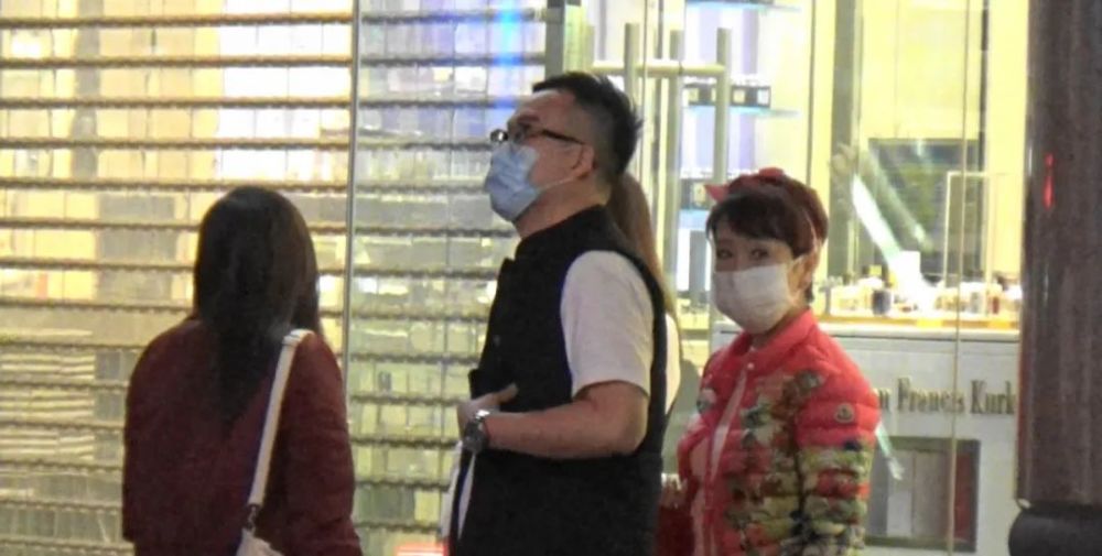 狄波拉|68岁狄波拉品味独特，穿大花衣去购物，见到路人拍摄伸手指责