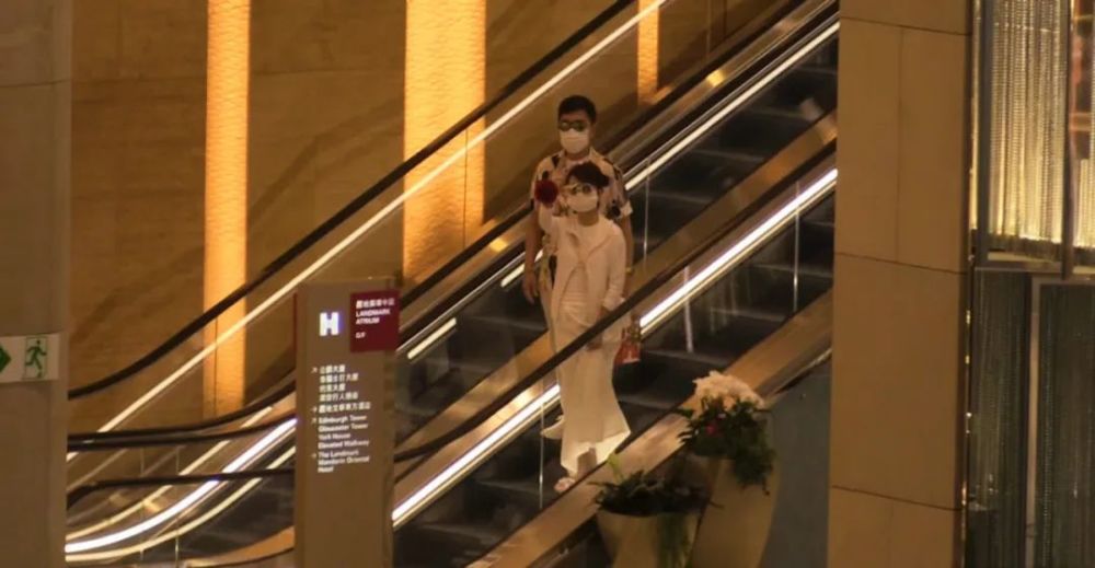 狄波拉|68岁狄波拉品味独特，穿大花衣去购物，见到路人拍摄伸手指责