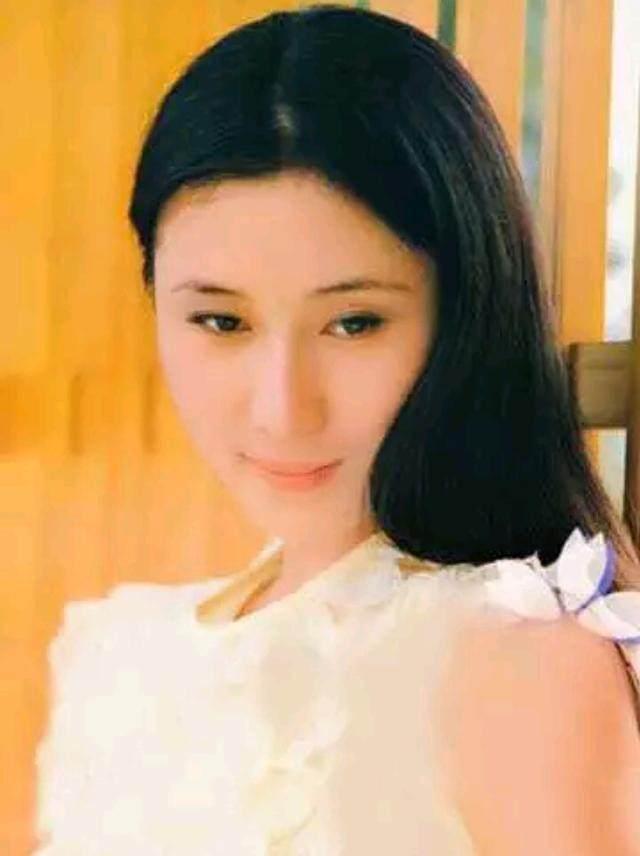 丁岚|“牧羊女”丁岚：当红移民新加坡，落魄后回国“捞金”，今成富婆
