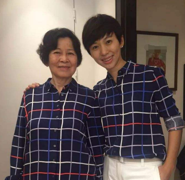 欧阳夏丹|央视美女主播欧阳夏丹：16岁丧父，20岁母亲患癌，如今43岁仍单身