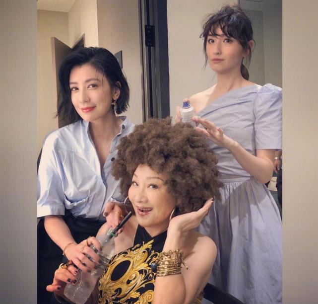 68岁比莉姐高调复出与45岁贾静雯同框美似姐妹同剪短发好吸睛