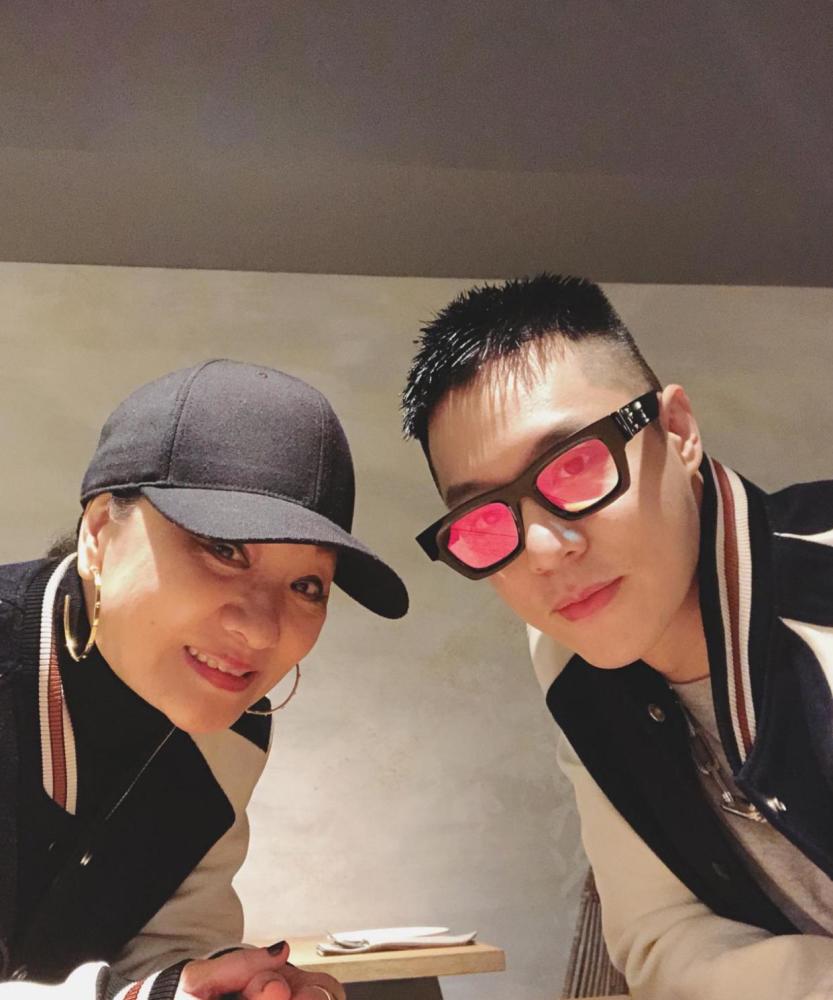 68岁比莉姐高调复出与45岁贾静雯同框美似姐妹同剪短发好吸睛