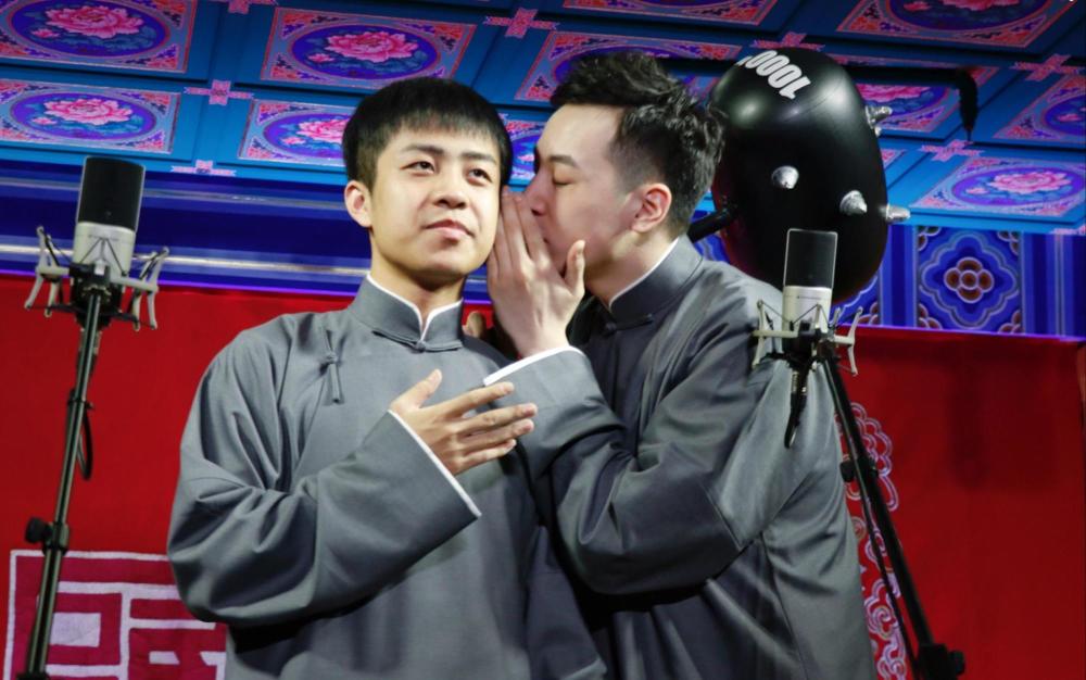 德云社当红演员直播发脾气向工作人员扔东西郭德纲该管管了