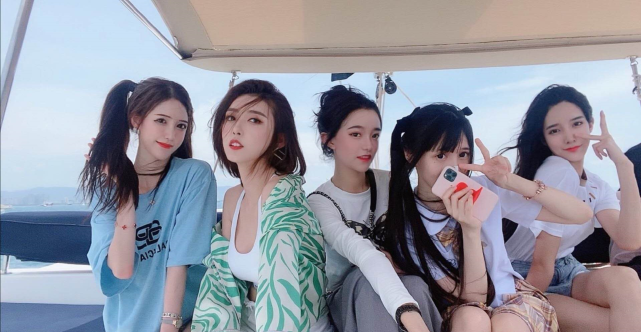 和女网红合照频繁遮挡鼻子,网友:整容毁了