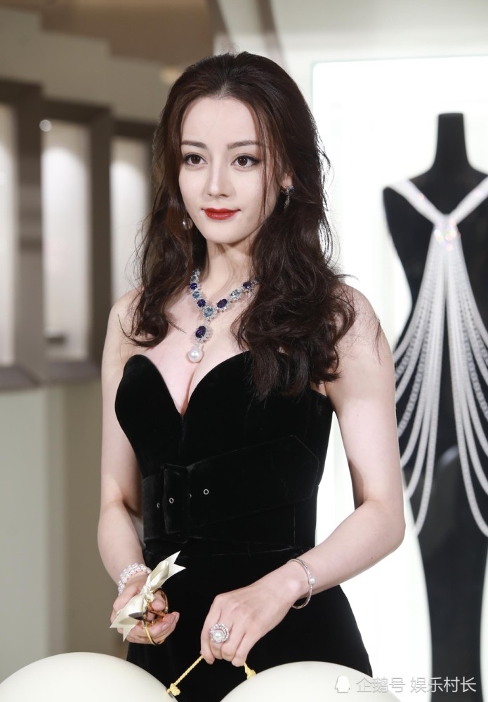 迪丽热巴生图上热搜,路人拍摄角度被吐槽,工作室发修图美照却陷尴尬