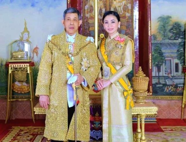 苏提达王后真威风走在最前面行为僭越68岁泰王反而一脸宠溺
