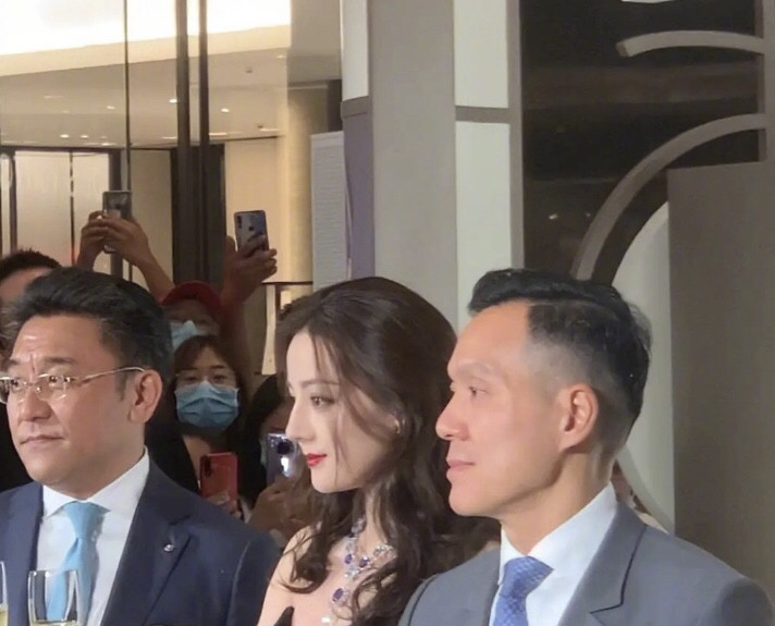 迪丽热巴|迪丽热巴穿高叉裙现身，佩戴奢华珠宝项链贵气十足，生图绝了