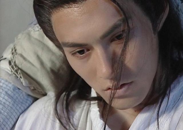 桃花眼偏丹凤,天生剑眉,左下有泪痣;m形薄唇,唇角似刀锋,弧度自然上扬