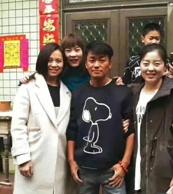 王宝强|同样是草根出身，王宝强深受当地村民爱戴，朱之文的功德碑却被砸