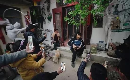 王宝强|同样是草根出身，王宝强深受当地村民爱戴，朱之文的功德碑却被砸