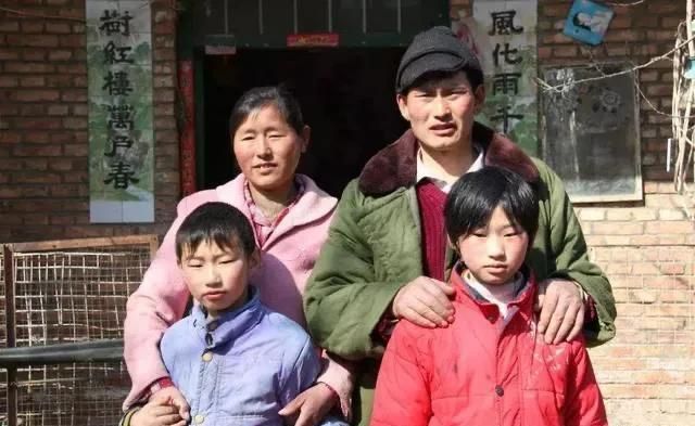 王宝强|同样是草根出身，王宝强深受当地村民爱戴，朱之文的功德碑却被砸