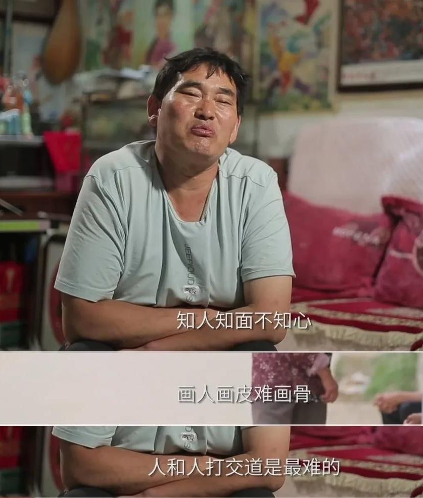 王宝强|同样是草根出身，王宝强深受当地村民爱戴，朱之文的功德碑却被砸
