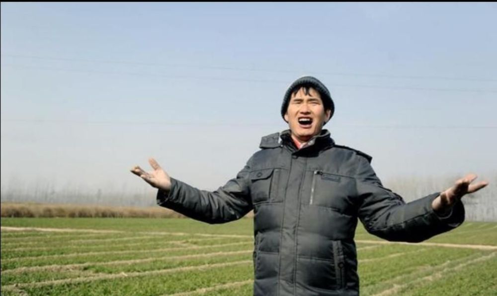 王宝强|同样是草根出身，王宝强深受当地村民爱戴，朱之文的功德碑却被砸
