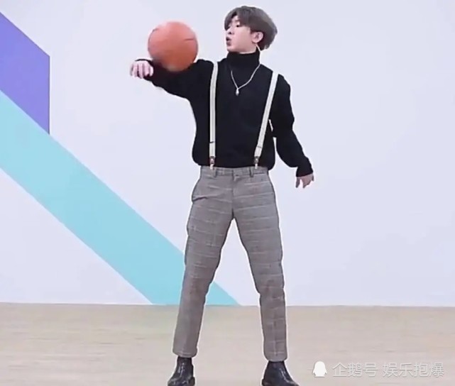 蔡徐坤时隔两年打篮球,姿势标准胜从前,网友:破梗纯靠同行衬托|蔡徐坤