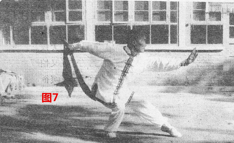 缠头裹脑拦腰,以左虚步拦腰成左虚步藏刀,使刀背贴于左肋处,再向右后