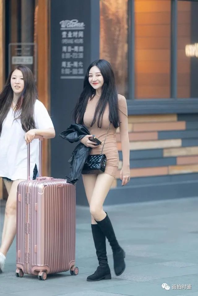 姐妹们冲鸭 穿上又美又飒的夏日靴子 尽情的去冲风破浪吧 腾讯新闻