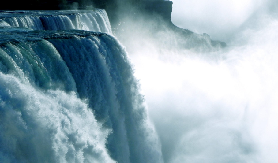 活着就是被生活的洪流裹挟前进挣扎不得