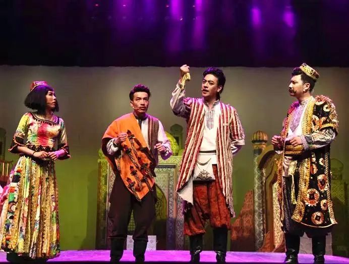 剧照临近毕业季,是大学班主任肖杰,第一次给了郑云龙做音乐剧《阿凡提