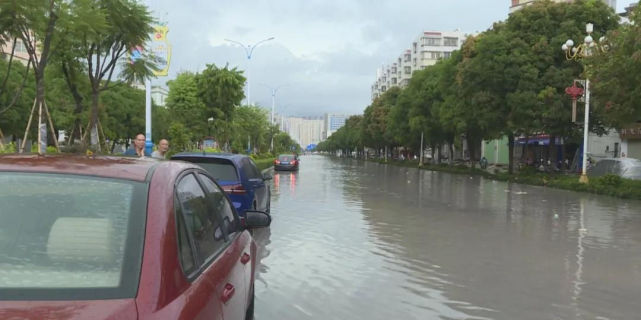 强降雨突袭潮州大道大新乡路段出现大面积的积水过往群众进退两难