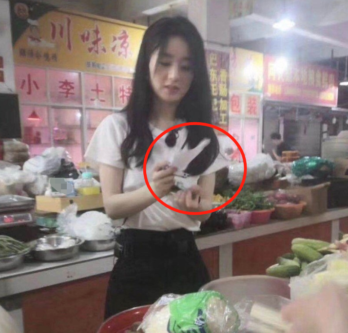 赵丽颖|赵丽颖买菜被拍，镜头拉近三倍她手中的调料，我没看错吧？
