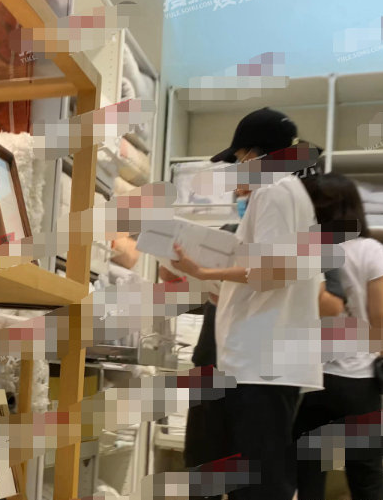 章子怡|章子怡小腹凸起，引发三胎传闻，本尊回应家里确实迎来两位新成员