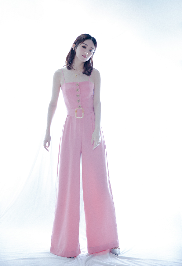 赵丽颖|有种“牺牲”叫赵丽颖生子，33岁浓妆穿“无痕裙”，还是当年的小骨吗