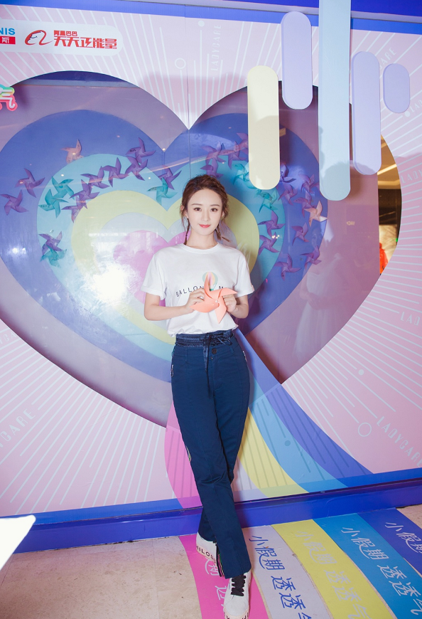 赵丽颖|有种“牺牲”叫赵丽颖生子，33岁浓妆穿“无痕裙”，还是当年的小骨吗