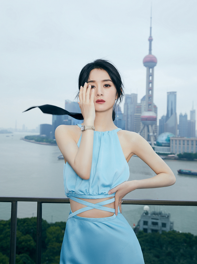 赵丽颖|有种“牺牲”叫赵丽颖生子，33岁浓妆穿“无痕裙”，还是当年的小骨吗