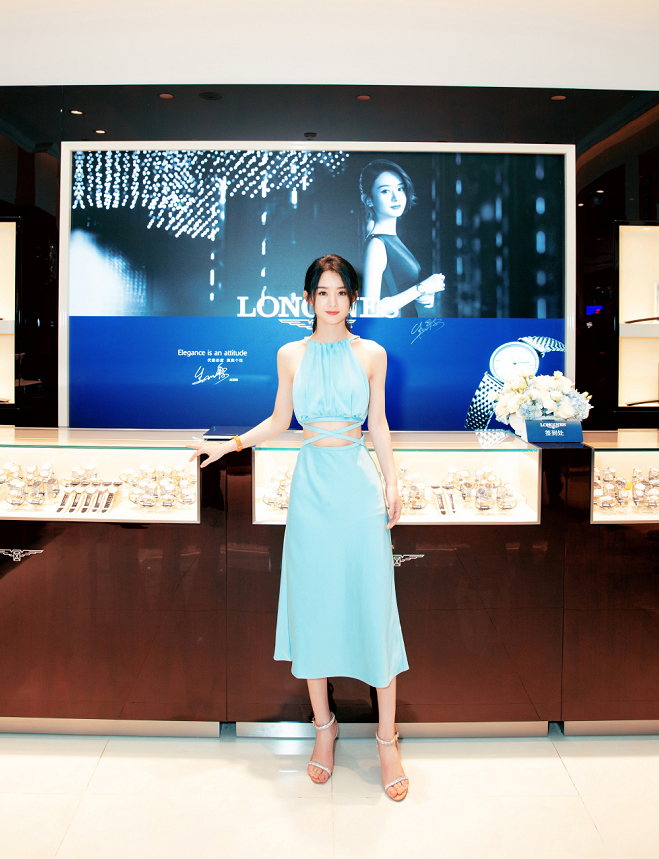 赵丽颖|有种“牺牲”叫赵丽颖生子，33岁浓妆穿“无痕裙”，还是当年的小骨吗