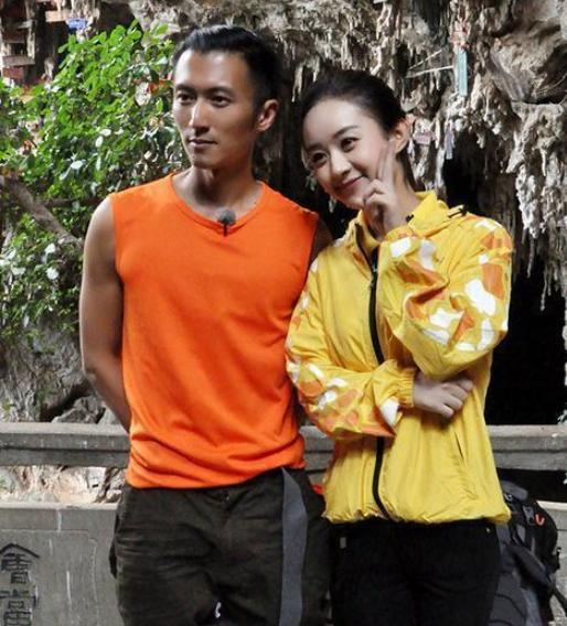 谢霆锋和女粉丝合影,一个动作彰显他太在乎王菲