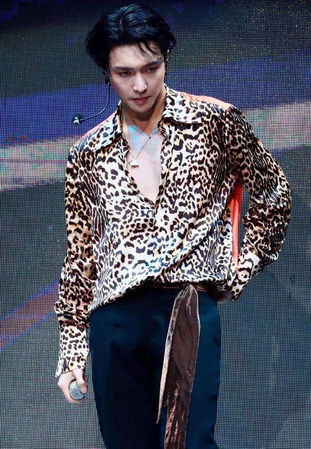 男明星集体穿豹纹?这么死亡的搭配究竟谁能穿得好看?