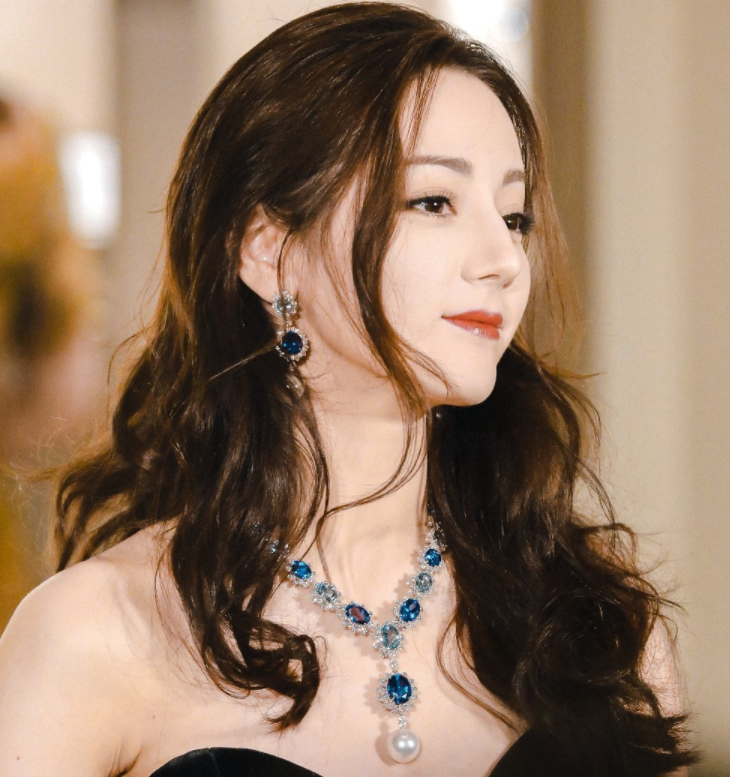 迪丽热巴|迪丽热巴又美出新高度，公主蜕变成女王，这颜值是真实存在吗？