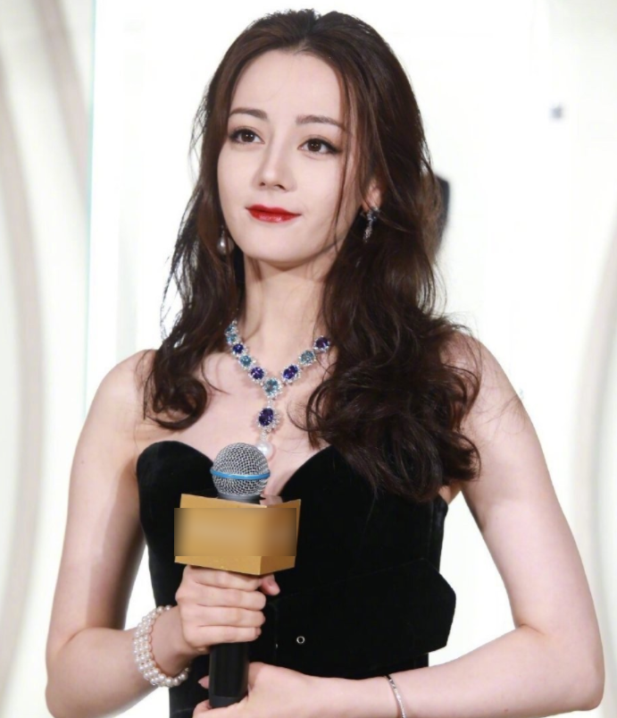 迪丽热巴|迪丽热巴又美出新高度，公主蜕变成女王，这颜值是真实存在吗？