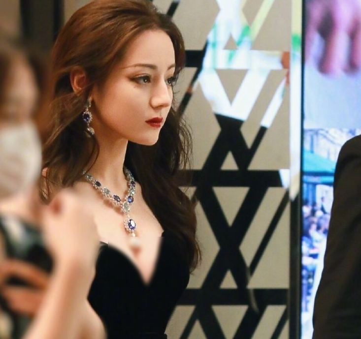 迪丽热巴|迪丽热巴又美出新高度，公主蜕变成女王，这颜值是真实存在吗？