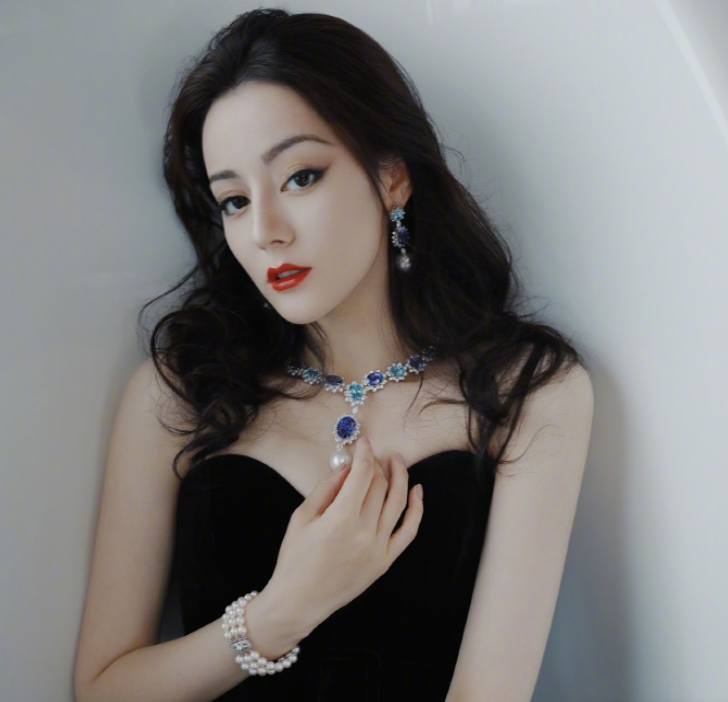 迪丽热巴|迪丽热巴又美出新高度，公主蜕变成女王，这颜值是真实存在吗？