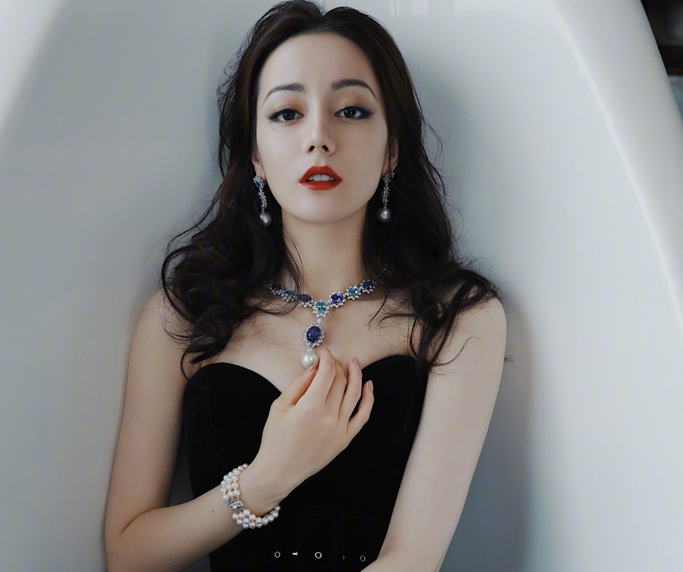 迪丽热巴|迪丽热巴又美出新高度，公主蜕变成女王，这颜值是真实存在吗？