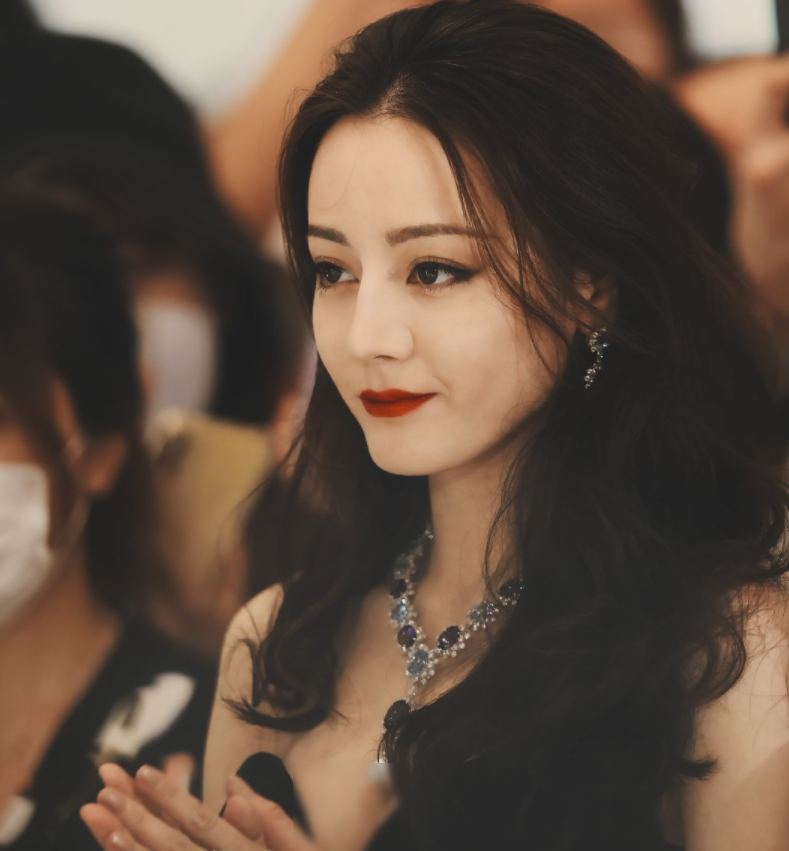 迪丽热巴|迪丽热巴又美出新高度，公主蜕变成女王，这颜值是真实存在吗？