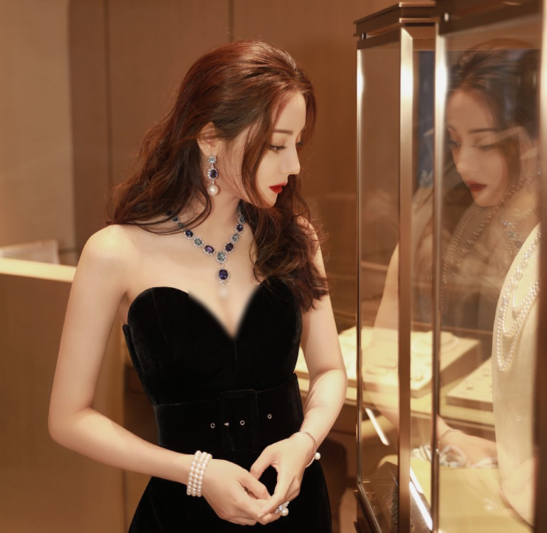 迪丽热巴|迪丽热巴又美出新高度，公主蜕变成女王，这颜值是真实存在吗？