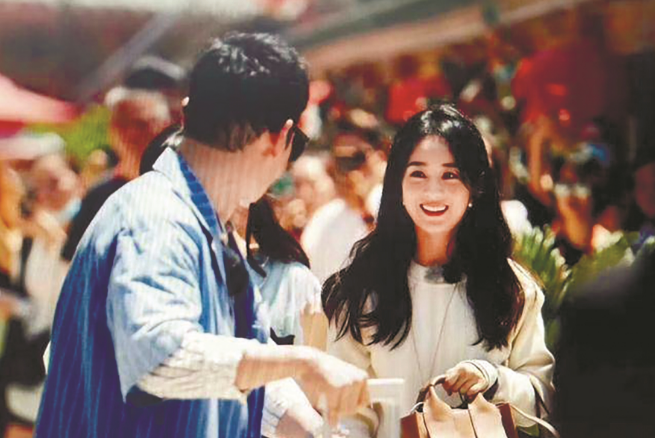 赵丽颖|赵丽颖后又一位当红女星录《中餐厅》，路透照曝光：身材难分伯仲