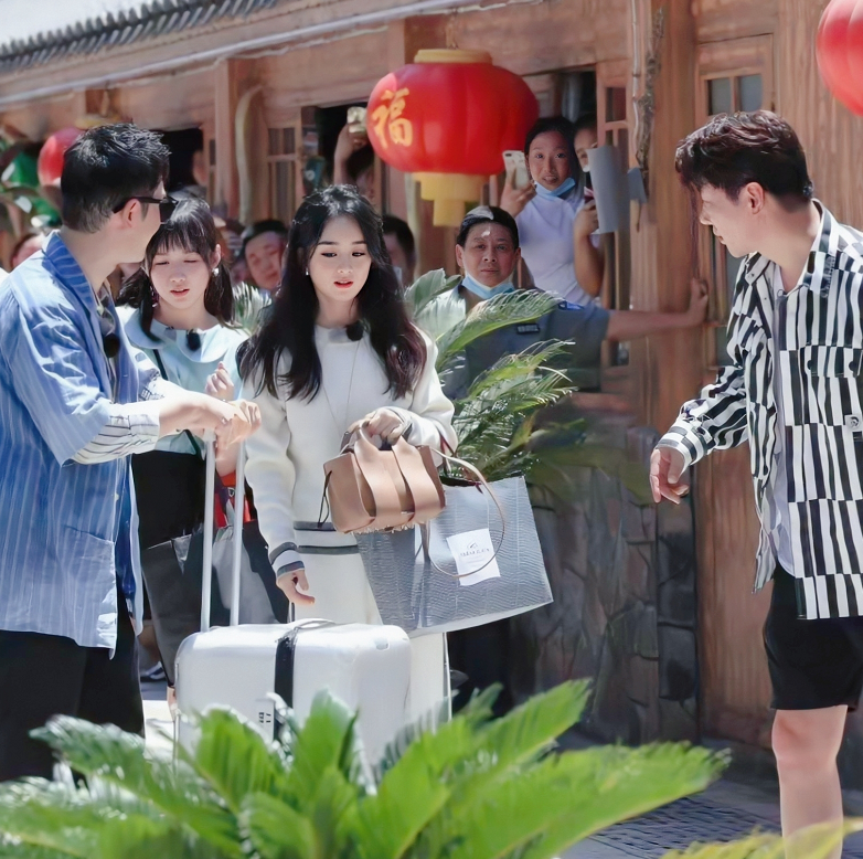 赵丽颖|赵丽颖后又一位当红女星录《中餐厅》，路透照曝光：身材难分伯仲